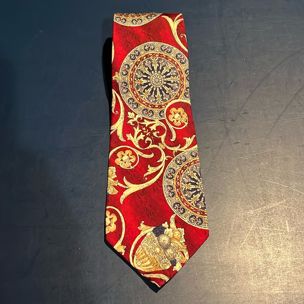 Vintage Van Heusen men’s necktie vine/floral 100% silk 60” long and 4” wide